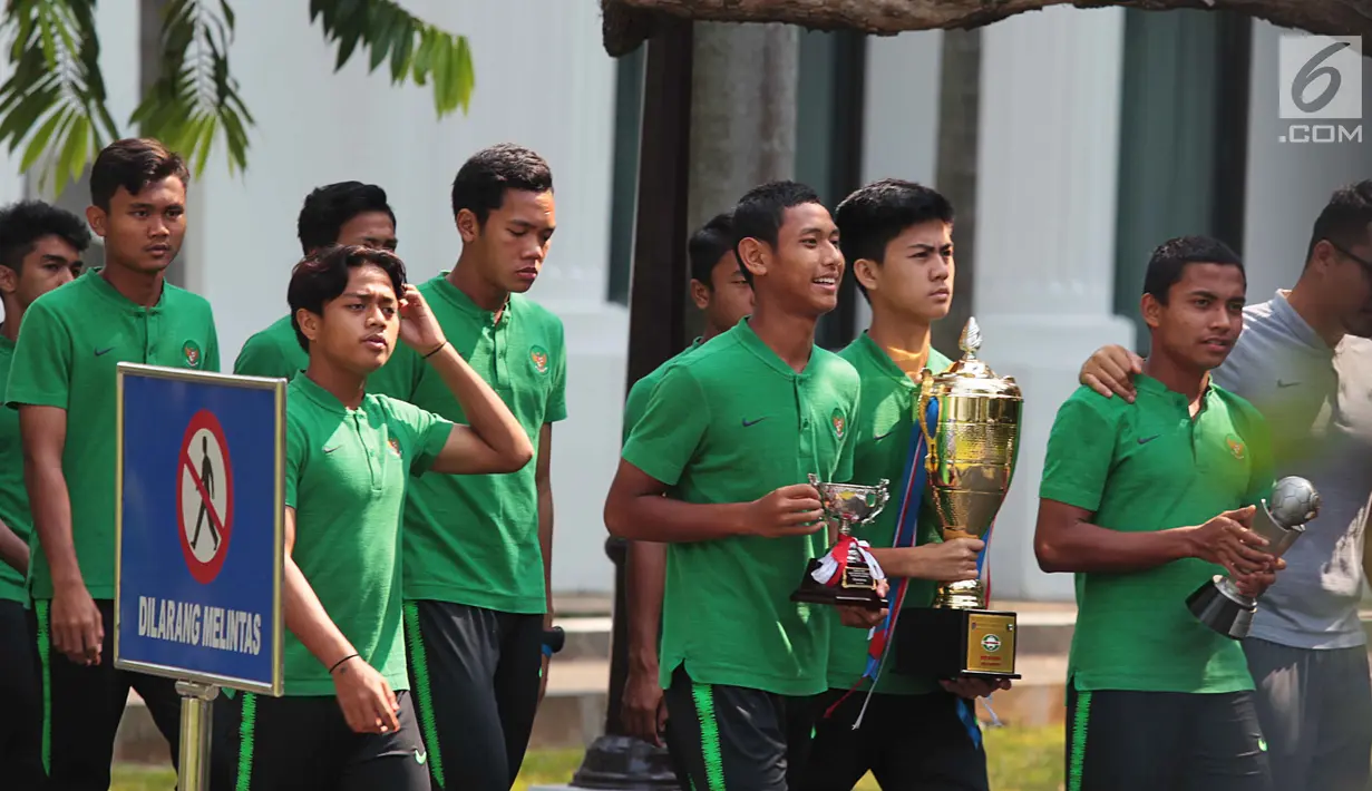 Skuad Tim Nasional (Timnas) Indonesia U-16 tiba 16 di Istana Merdeka, Jakarta, Kamis (4/10). Para pemain Timnas U-16 bertemu Presiden Joko Widodo sambil membawa trofi Piala AFF yang diraih dalam kejuaraan di Sidoarjo. (Liputan6.com/Angga Yuniar)