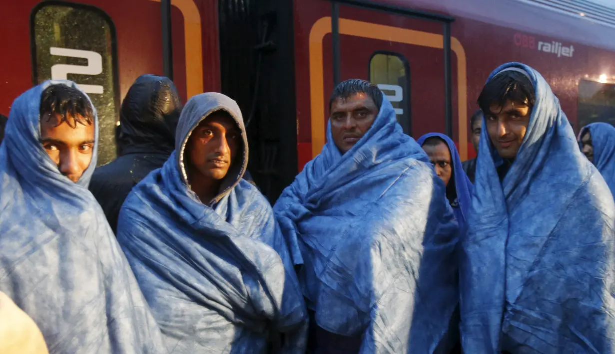 Sejumlah imigran menunggu di stasiun Nickelsdorf untuk naik kereta ke Jerman, Austria, Sabtu (5/9/2015). Sekitar 2.000 imigran menembus Austria setelah pemerintah Hungaria mengizinkan para pencari suaka ke negara selanjutnya. (REUTERS/Heinz-Peter Bader)