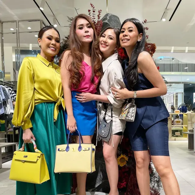 Gaya Kompak Jessica Mila dengan Ketiga Kakak Yakup Hasibuan, Akrab Seperti Bestie