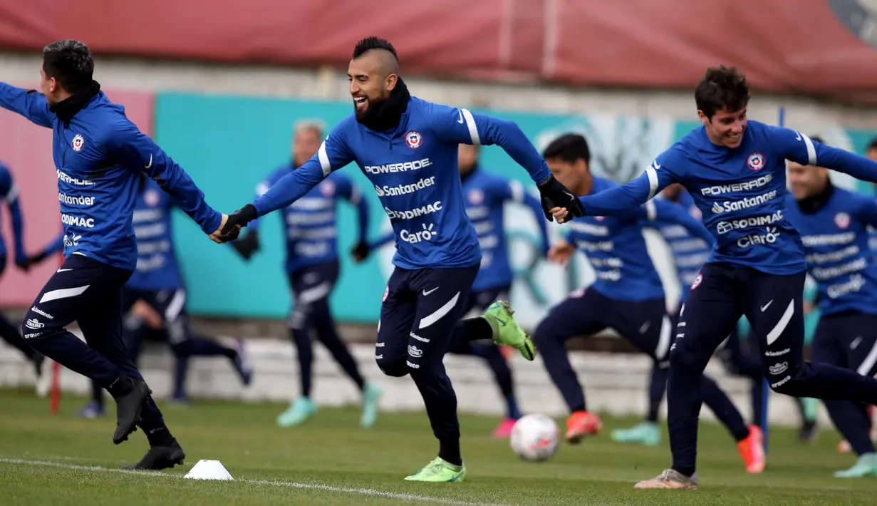 Gelandang timnas Chile, Arturo Vidal selama sesi latihan menjelang pertandingan Copa America 2021 melawan Brasil di Santiago, Rabu (30/6/2021). Laga Brasil vs Chile di babak perempat final akan berlangsung di Stadion Nilton Santos pada Sabtu, 3 Juli 2021. (CARLOS PARRA/ANFP/AFP)