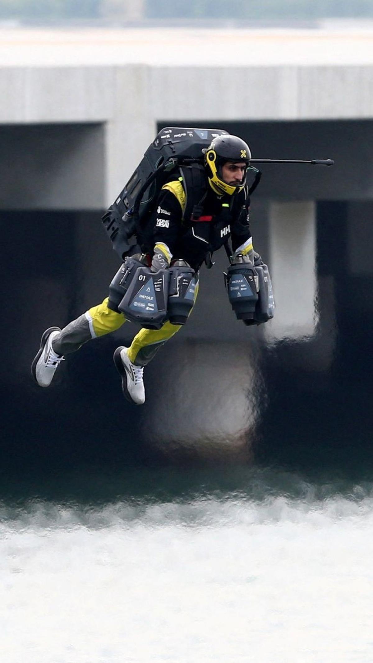 Namun dengan latihan yang tekun, kesulitan itu dapat mereka atasi dengan kemampuan mereka yang cepat beradaptasi menggunakan Jet Suit. Foto: REUTERS / Satish Kumar<br>