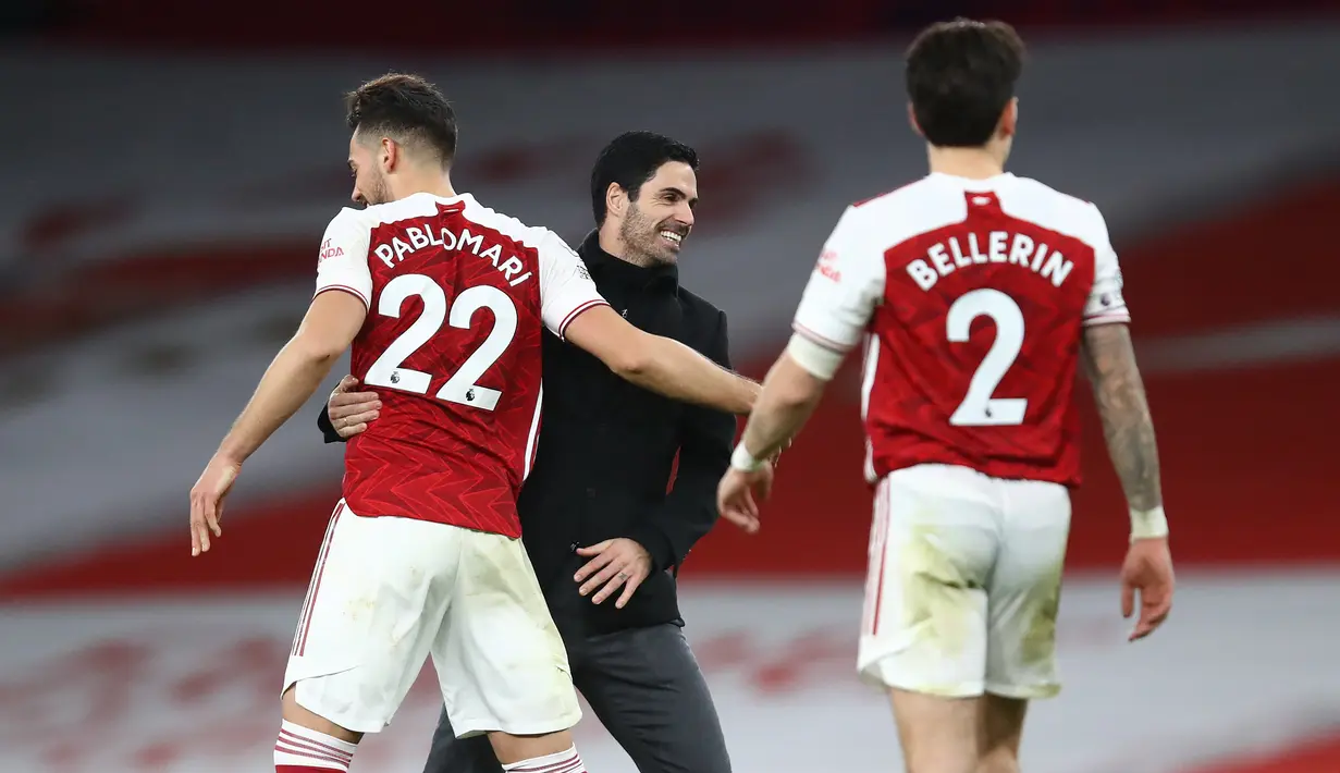 Pelatih Arsenal, Mikel Arteta berselebrasi dengan para pemainnya usai pertandingan melawan Chelsea pada lanjutan Liga Inggris di Stadion Emirates di London, Minggu (27/12/2020). (AFP/Pool/Adrian Dennis)