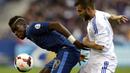 Gelandang Prancis, Paul Pogba berebut bola dengan gelandang Finlandia dalam laga kualifikasi Piala Dunia 2014 di Stade de France, Saint-Denis (15/10/2013). Tampil pada Piala Dunia U-20 edisi 2013 di Turki, Paul Pogba mampu membawa Prancis menjadi juara setelah menang adu penalti atas Uruguay di final. (AFP/Franck Fife)