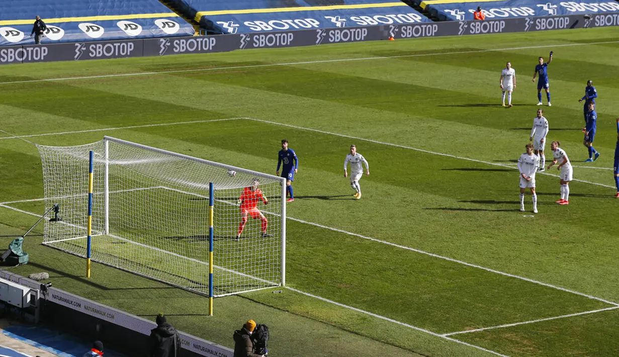 Penjaga gawang Leeds United Illan Meslier melihat bola mengenai mistar saat melawan Chelsea pada pertandingan Liga Inggris di Stadion Elland Road, Leeds, Inggris, Sabtu (13/3/2021). Pertandingan berakhir 0-0. (Lee Smith/Pool via AP)