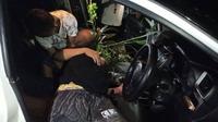 Seorang pria bernama Husain (35) ditemukan tewas di dalam mobil di Desa Lagi-Agi, Kecamatan Campalagian, Kabupaten Polewali Mandar (Polman), Sulawesi Barat. (Liputan6.com/ Fauzan)