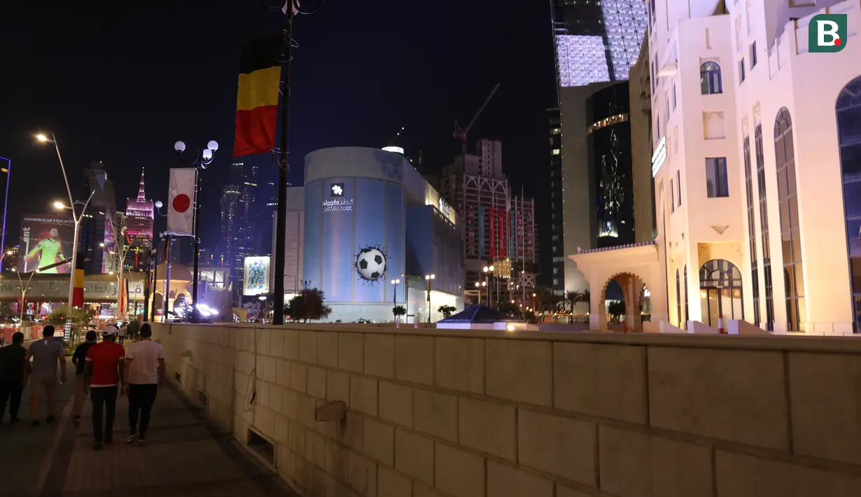 Para suporter dari berbagai negara hadir untuk melakukan nonton bareng lewat layar raksasa dan terdapat area hiburan, museum serta makanan dari berbagai negara di sana. (Bola.com/Ade Yusuf Satria)