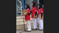Siswa-siswi SMP Muhammadiyah 2 Surabaya upacara Hari Pahlawan dengan mengenakan kostum timnas Indonesia (Istimewa)