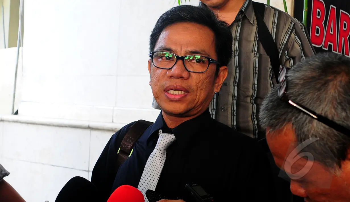 Partai Golkar kubu Aburizal Bakrie melaporkan balik kubu Agung Laksono ke Bareskrim Mabes Polri, Jakarta, Senin (30/3/2015). Ali Syamiarta melaporkan Agus Gumiwang karena dianggap telah memalsukan dokumen milik Partai Golkar.(Liputan6.com/Yoppy Renato)
