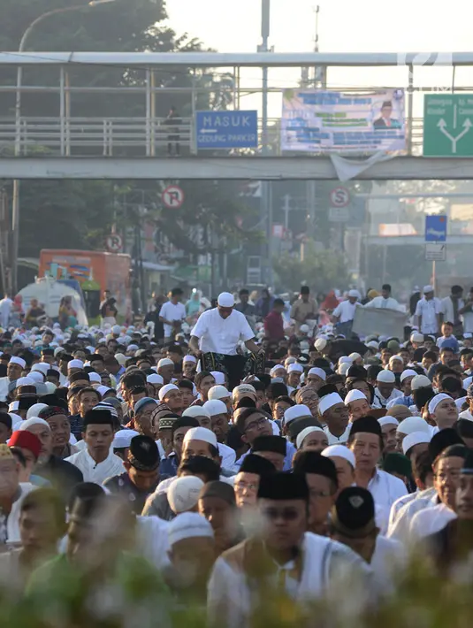 Umat muslim berkumpul jelang pelaksanaan salat Idul Fitri 1 Syawal 1440 Hijriah di Jatinegara, Jakarta,Rabu (5/6/2019). Pelaksanaan salat Idul Fitri di lokasi ini diikuti oleh ribuan jemaah. (merdeka.com/Imam Buhori)