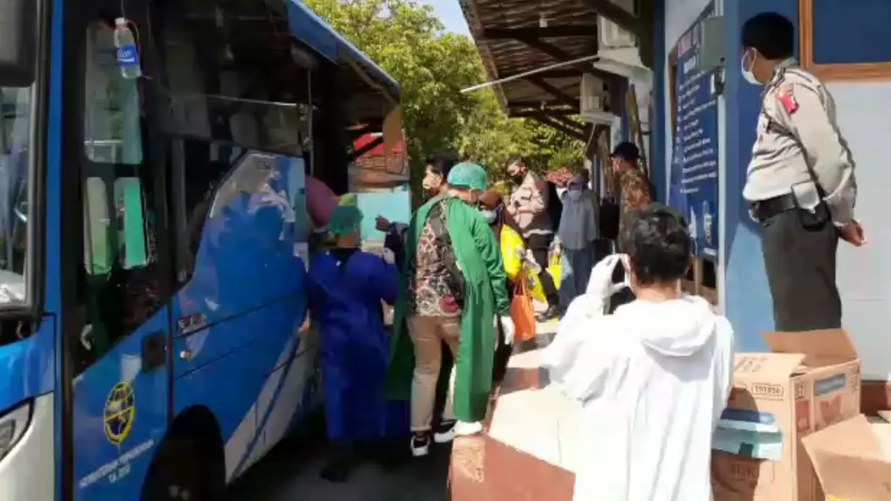 Sebanyak 23 orang yang terpapar Covid-19 di satu kampung di Banyumas dijemput untuk dikarantina. (Foto: Liputan6.com/Istimewa)