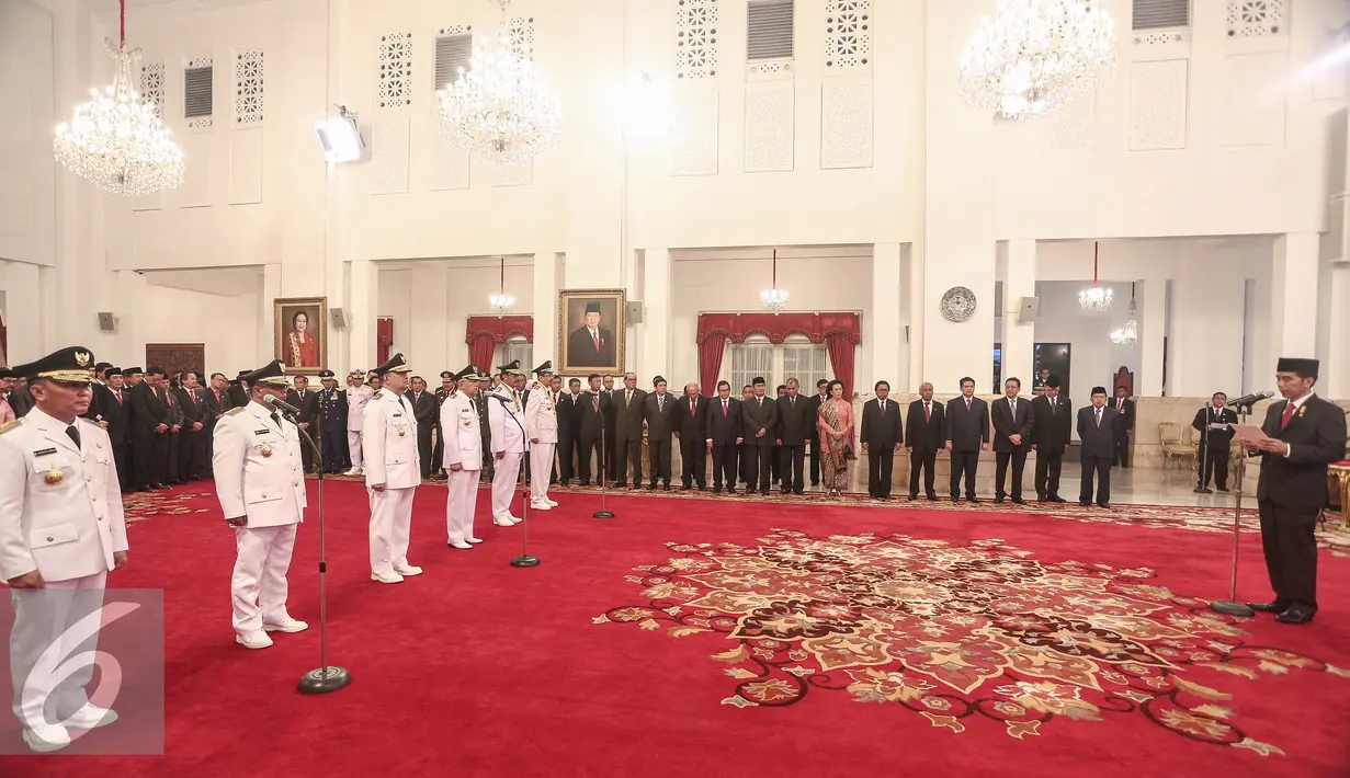 Presiden Joko Widodo melantik gubernur dan wakil gubernur di Istana Merdeka, Jakarta, Rabu (25/5/2016). Empat gubernur yang dilantik ialah Gubernur Kepulauan Riau, Gubernur Sumut, Gubernur Riau, dan Gubernur Kalteng. (Liputan6.com/Faizal Fanani) 