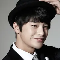 Seo In Guk menjalani wajib militer sejak 28 Maret 2017. (via. Dramafever)