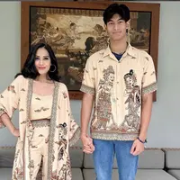 Marco Nicholas mencuri perhatian dengan pesonanya yang memukau. tampilannya begitu rupawan dengan gaya rambut khas anak laki-laki yang kekinian. [Foto: Instagram/ Diah Permatasari]