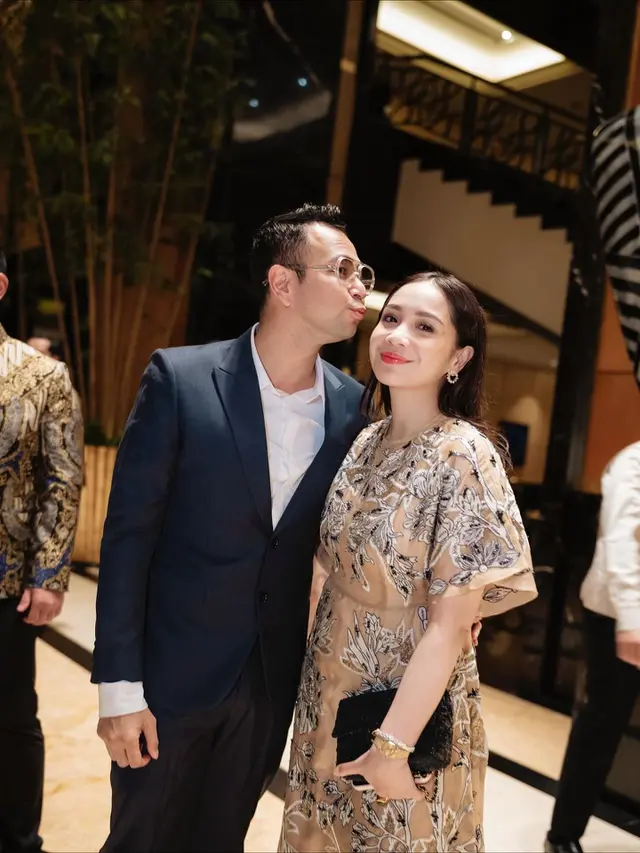 Klasik dan Berkelas, Gaya Nagita Slavina dalam Dress Biyan Saat Kondangan