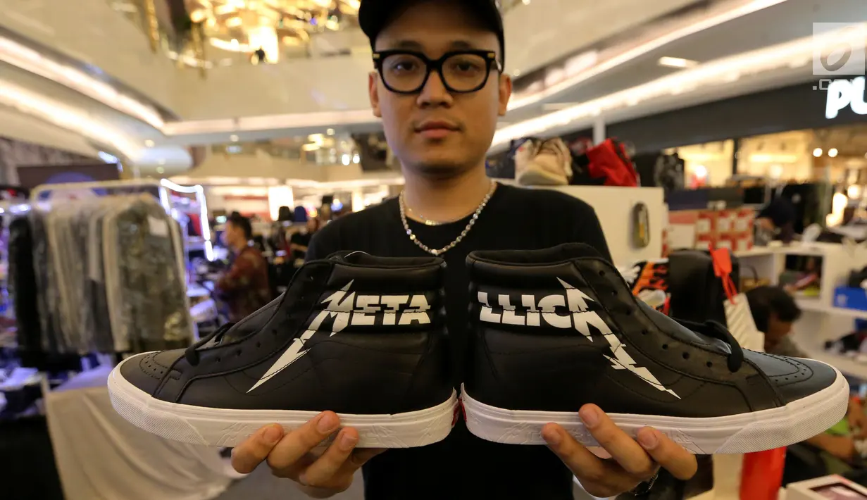Penjual menunjukkan sepatu sneaker seperti yang pernah dipakai Presiden Jokowi di Atrium Lippo Mall Kemang, Jakarta, Rabu (18/4). Sepatu sneaker Vans Hi Reissue bertuliskan Metallica itu dibanderol Rp 2,8 juta. (Liputan6.com/Fery Pradolo)