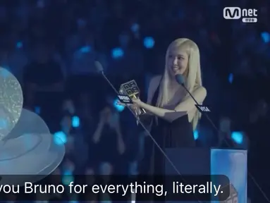 Keakraban Rose Blackpink dan Bruno Mars di MAMA Awards 2024. (Foto: Doc MAMA Awards 2024 via X)
