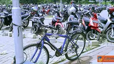 Citizen6, Semarang: Sebuah sepeda parkir diantara puluhan sepeda motor. Inilah suasana parkir sepeda motor di Kampus FISIP Undip,Semarang. Diibaratkan "si sehat berada di sekitar penghasil polusi"(kelompok 24)