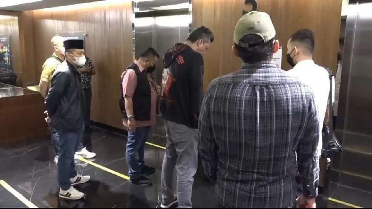 Tim Gabungan Kejaksaan Agung bersama Kejari Kota Depok, dan Kejari Cibinong, mendatangi sebuah penginapan di kawasan Ciawi, Kabupaten Bogor.