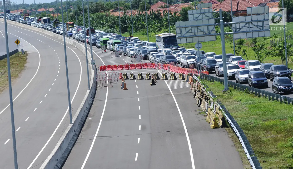 Kepadatan kendaraan yang antre menuju pintu keluar Tol Brebes Timur, Jawa Tengah, Sabtu (23/12). Libur Natal 2017, arus lalu lintas yang akan keluar dari pintu Tol Brebes Timur terjadi kepadatan. (Liputan6.com/Helmi Fithriansyah)