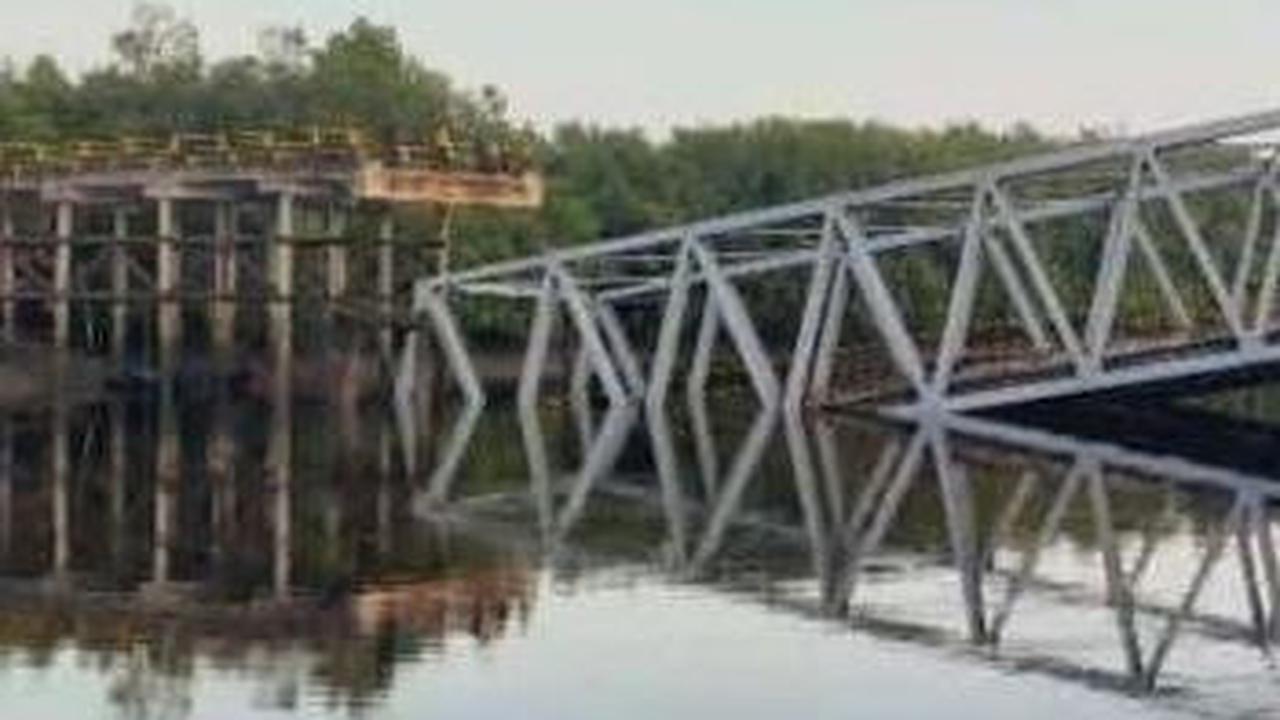 Jembatan di Meranti Riau Ambruk, Warga Menyeberang Dilayani Perahu Bermotor