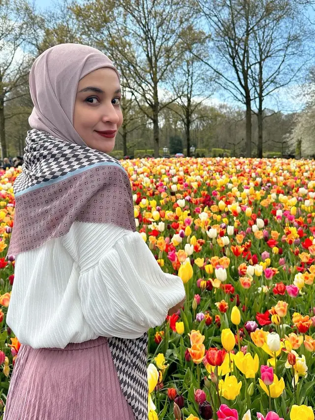 6 Potret Shireen Sungkar Bantu Ibunda Jualan Pisang Goreng di Belanda