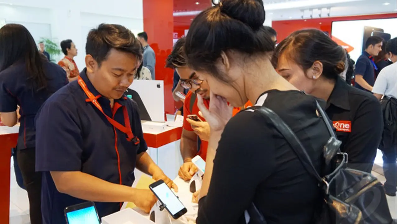 Pembeli iPhone 7 di Galeri Smartfren.