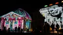 Sejumlah wisatawan menikmati bangunan Katedral Berlin yang dihiasi cahaya saat Festival Cahaya di Berlin, Jerman (15/10). Festival ini merupakan event tahunan yang diadakan setiap bulan Oktober. (AFP Photo/John Macdougall)