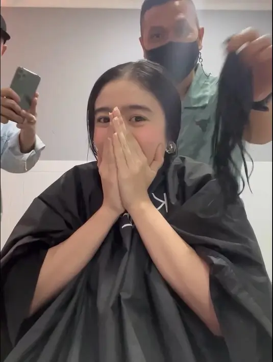 Dari video singkatnya, pemeran dalam sinetron Catatan Harianku itu terlihat gugup saat pertama kali rambutnya di potong. Momen saat rambutnya akan di potong, Febby menutup mulutnya. [Instagram/febbyrastanty]