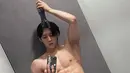 Minhyuk terlihat sering membagikan gambar tubuh berototnya ke media sosial. Penyanyi yang juga memiliki bakat Rapper dan Dancer ini sering membuat heboh penggemarnya karena postingan shirtlessnya. (Instagram/@hutazone)