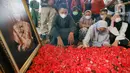 Kerabat dan keluarga berdoa di makam Dedi Yuliardi Ashadi atau Dorce Gamalama di TPU Bantar Jati, Bambu Apus, Jakarta, Rabu  (16/2/2022). Dorce menghembuskan nafas terakhir di RSPP Simprug, Jakarta Selatan, Rabu (6/2) pukul 07.00 WIB. (Liputan6.com/Herman Zakharia)