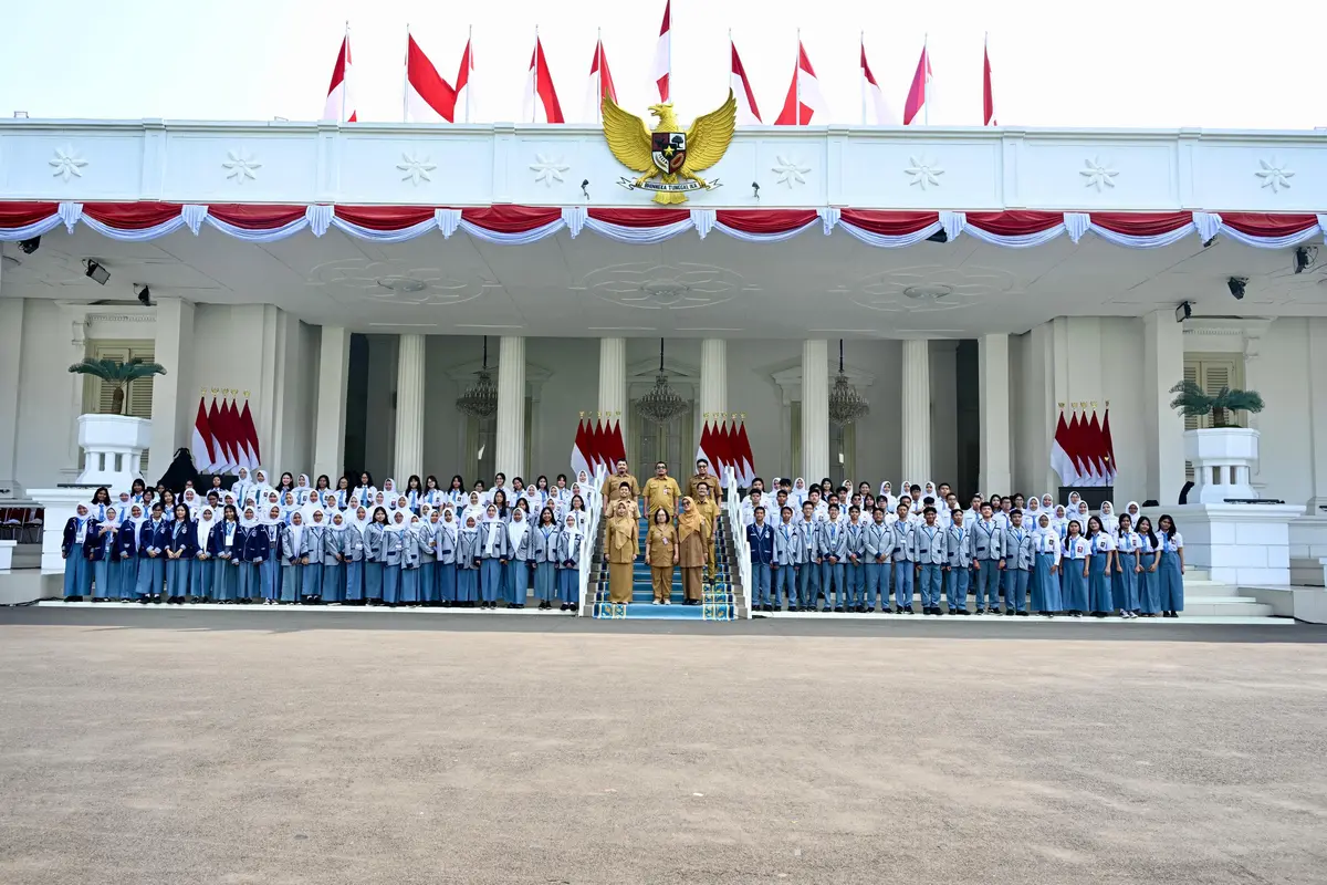 350 siswa dan guru dari SMAN 46 Jakarta serta SMPN 15 Jakarta mengikuti program Istana untuk Anak Sekolah di Gedung Sekretariat Kabinet, Jakarta. (Liputan6/Lizsa Egeham)