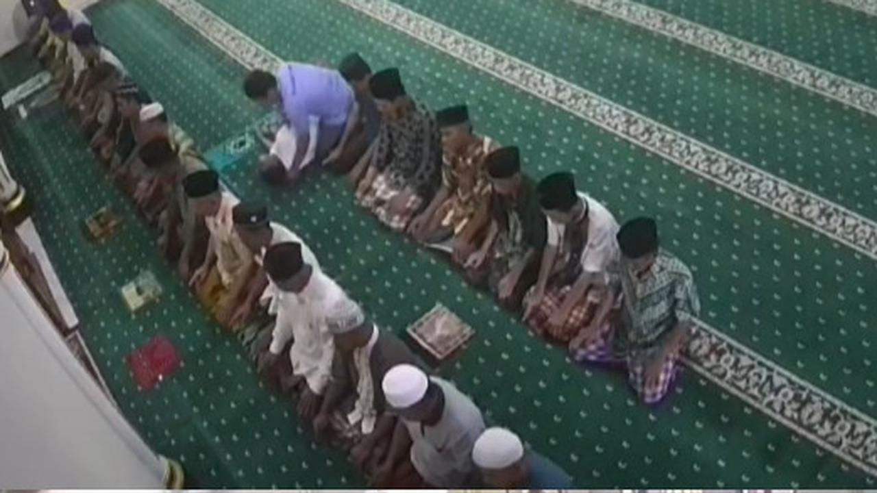 Viral Seorang Jemaah Meninggal Dunia dalam Posisi Sujud saat Salat Zuhur di Masjid
