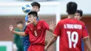 Pemain Vietnam U-16, Le Duc Phat (tengah) menyundul bola di depan seorang pemain Thailand U-16 dalam laga semifinal AFF U-16 2022 antara Thailand U-16 melawan Vietnam U-16 di Stadion Maguwoharjo, Sleman, Rabu (10/8/2022) sore WIB. (Bola.com/Bagaskara Lazuardi)