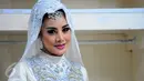 Cici Paramida saat pembuatan video klip “Selawatan”, Jakarta, Senin, (15/6/2015).  Cici terlihat mempesona dengan balutan busana bernuansa putih. (Liputan6.com/Faisal R Syam)