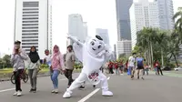 Maskot Piala Dunia 2022, La'eeb, berpose saat menyapa warga Ibukota saat Car Free Day (CFD) di kawasan Sudirman, Jakarta, Minggu (06/11/2022). (Bola.com/M iqbal Ichsan)