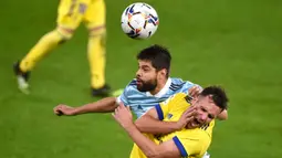 Bek Celta Vigo, Nestor Araujo, berebut bola dengan penyerang Cadiz, Alvaro Gimenez, pada laga lanjutan Liga Spanyol di Stadion Abanca Balaidos, Selasa (15/12/2020) dini hari WIB. Celta Vigo menang telak 4-0 atas Cadiz. (AFP/Miguel Riopa)