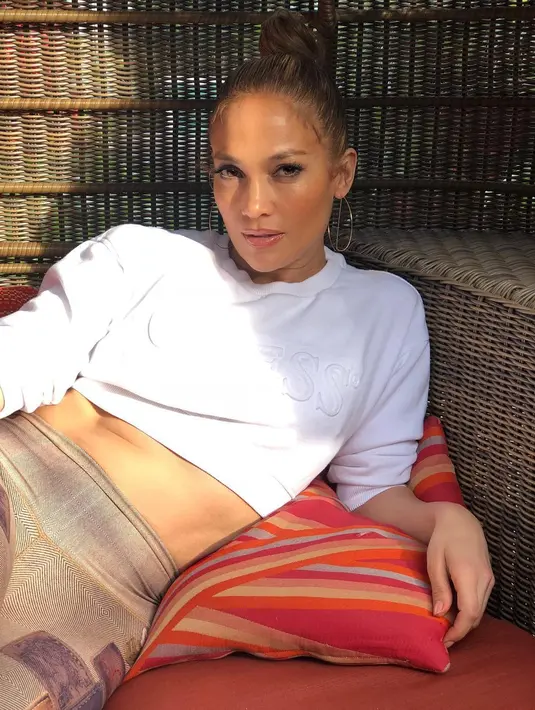 Jennifer Lopezz punya dua anak dan six pack di perutnya. (Instagram/jlo)