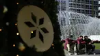 Pria yang memakai masker duduk di depan air mancur di Omonia square, Athena, Kamis (23/12/2021). Yunani membatalkan konser Natal dan acara lainnya sebagai bagian dari pembatasan baru yang mencakup mandat penggunaan masker di luar ruangan dan semua area publik. (AP Photo/Thanassis Stavrakis)