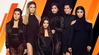 Kim Kardashian bersama keluarganya, The Kardashian (E!)