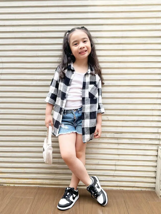 Raqeema, putri Nabila Syakieb yang kerap bergaya ala ABG (Instagram/nsyakieb85)