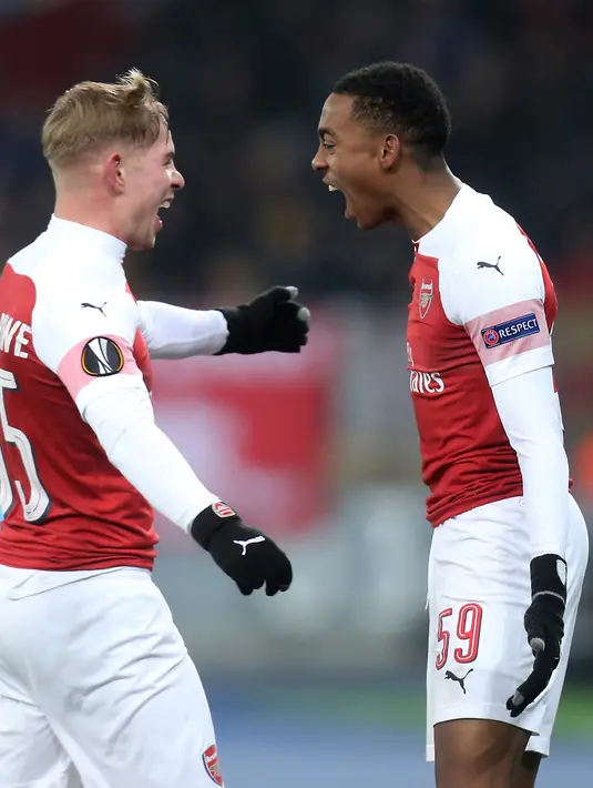 Selebrasi pemain Arsenal, Joe Willock (kanan) dan Emile Smith Rowe usai mencetak gol ke gawang Vorskla Poltava pada laga kelima Grup E Liga Europa di Stadion NSK Olimpiyskiy, Kyiv, Ukraina, Jumat (30/11). Arsenal menang 3-0. (AP Photo/Efrem Lukatsky)
