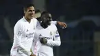 Bek Real Madrid, Ferland Mendy (kanan) bersama Raphael Varane merayakan kemenangan 1-0 atas Atalanta usai berakhirnya laga leg pertama babak 16 Besar Liga Champions 2020/21 di Gewiss Stadium, Bergamo, Rabu (24/2/2021). (AP/Luca Bruno)