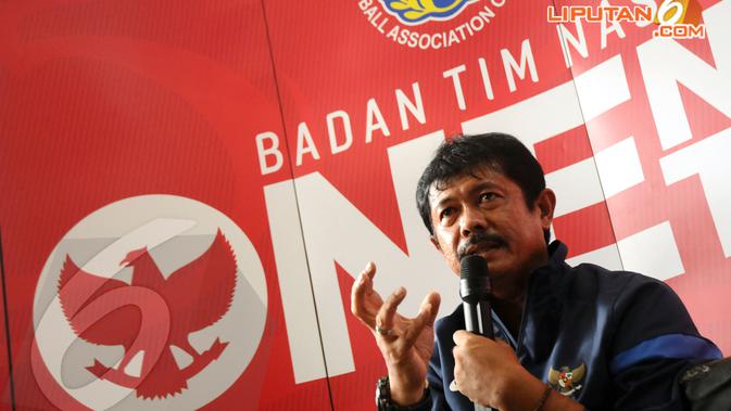 Pelatih Timnas U-19 Indra Sjafrie memberikan komentarnya di kantor PSSI pada Jumat 28 Januari 2014 (Liputan6.com/Helmi Fithriansyah).