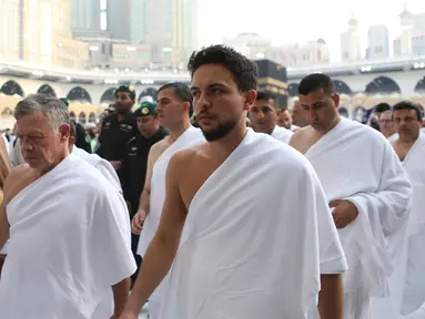 Raja Yordania, Abdullah II bin Al Hussein dan putranya Putra Mahkota Hussein bin Abdullah melakukan umrah saat bulan Ramdan di kota suci Mekkah (10/6). (AFP Photo/Jordanian Royal Palace/Yousef Allan)