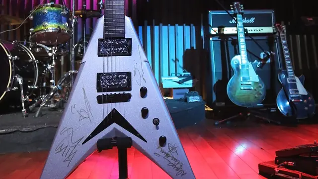 [Fimela] Lelang Gitar Megadeth