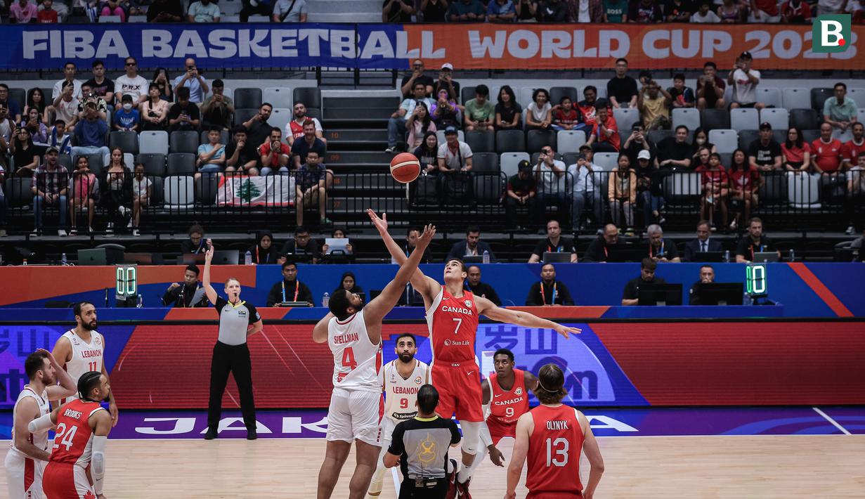 <p>Pebasket Kanada, Dwight Powell (kanan) berebut bola dengan pebasket Lebanon, Omari Spellman saat melakukan tip off pada laga kedua Grup H Piala Dunia FIBA 2023 di Indonesia Arena, Senayan, Jakarta, Minggu (27/08/2023). (Bola.com/Bagaskara Lazuardi)</p>