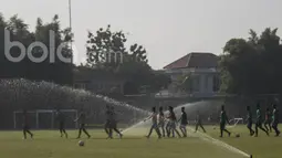 Para pemain bersiap-siap untuk internal games saat mengikuti seleksi Timnas Indonesia U-22 di Lapangan SPH Karawaci, Banten, Kamis (9/3/2017). (Bola.com/Vitalis Yogi Trisna)