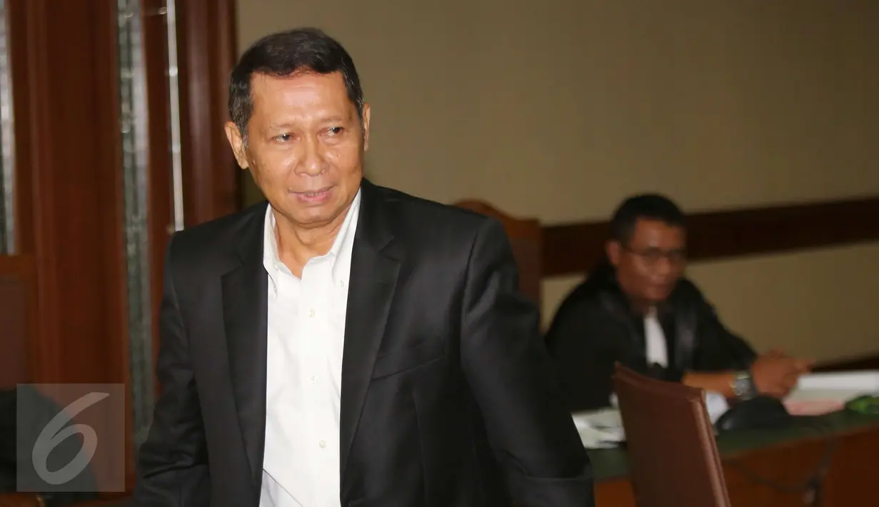 Mantan Direktur Utama PT Pelindo II, Richard Joost Lino bersiap meninggalkan tempat usai menjalani sidang lanjutan di Pengadilan Tipikor Jakarta, Rabu (22/3). Kasus tersebut merugikan keuangan negara sebesar Rp36,97 miliar. (Liputan6.com/Helmi Afandi)