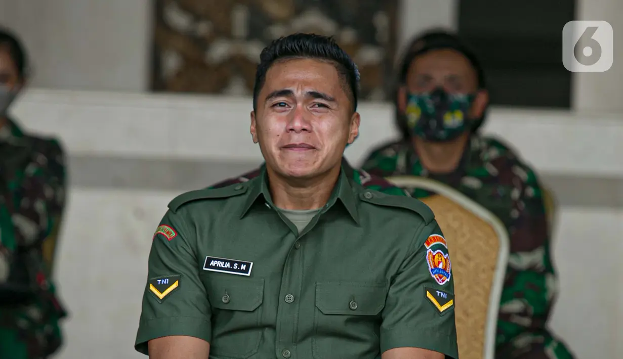 Ekspresi Aprilia Manganang setelah namanya berubah menjadi Aprilio Perkasa Manganang di Mabes AD, Jakarta, Jumat (19/3/2021). PN Tondano resmi mengabulkan permohonan pengubahan nama Aprilia Manganang menjadi Aprilio Perkasa Manganang. (Liputan6.com/Faizal Fanani)