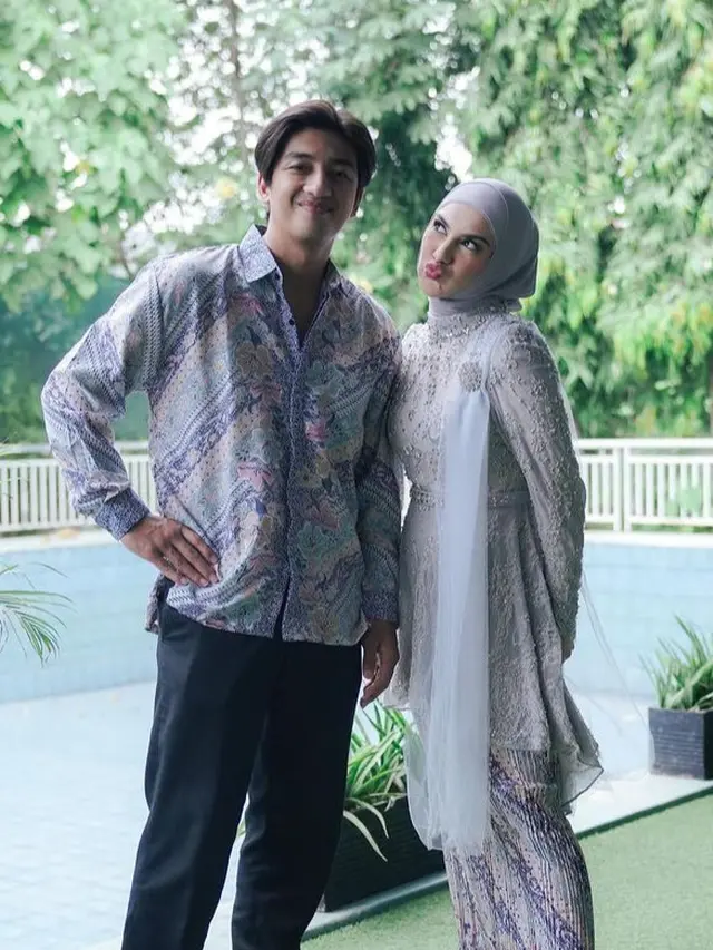 Irish Bella Saat “Tunangan” Kenakan Kebaya. [@_irishbella_]
